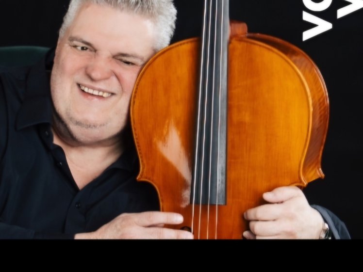 Ein Mann, der Cello spielt