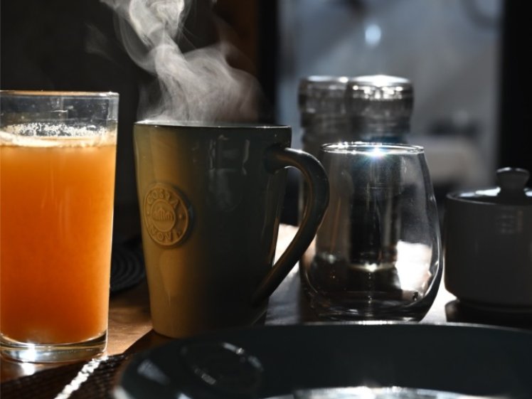 Ein Glas Bier neben einem Krug Bier